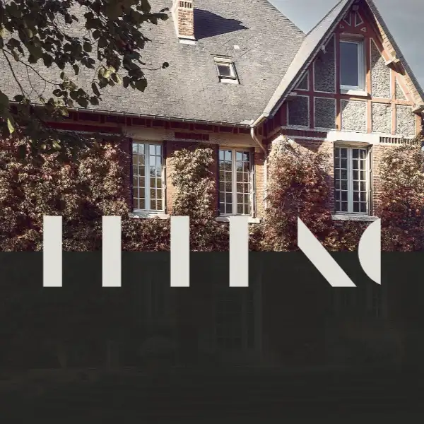 Mise en scène du logo sur une photo de maison