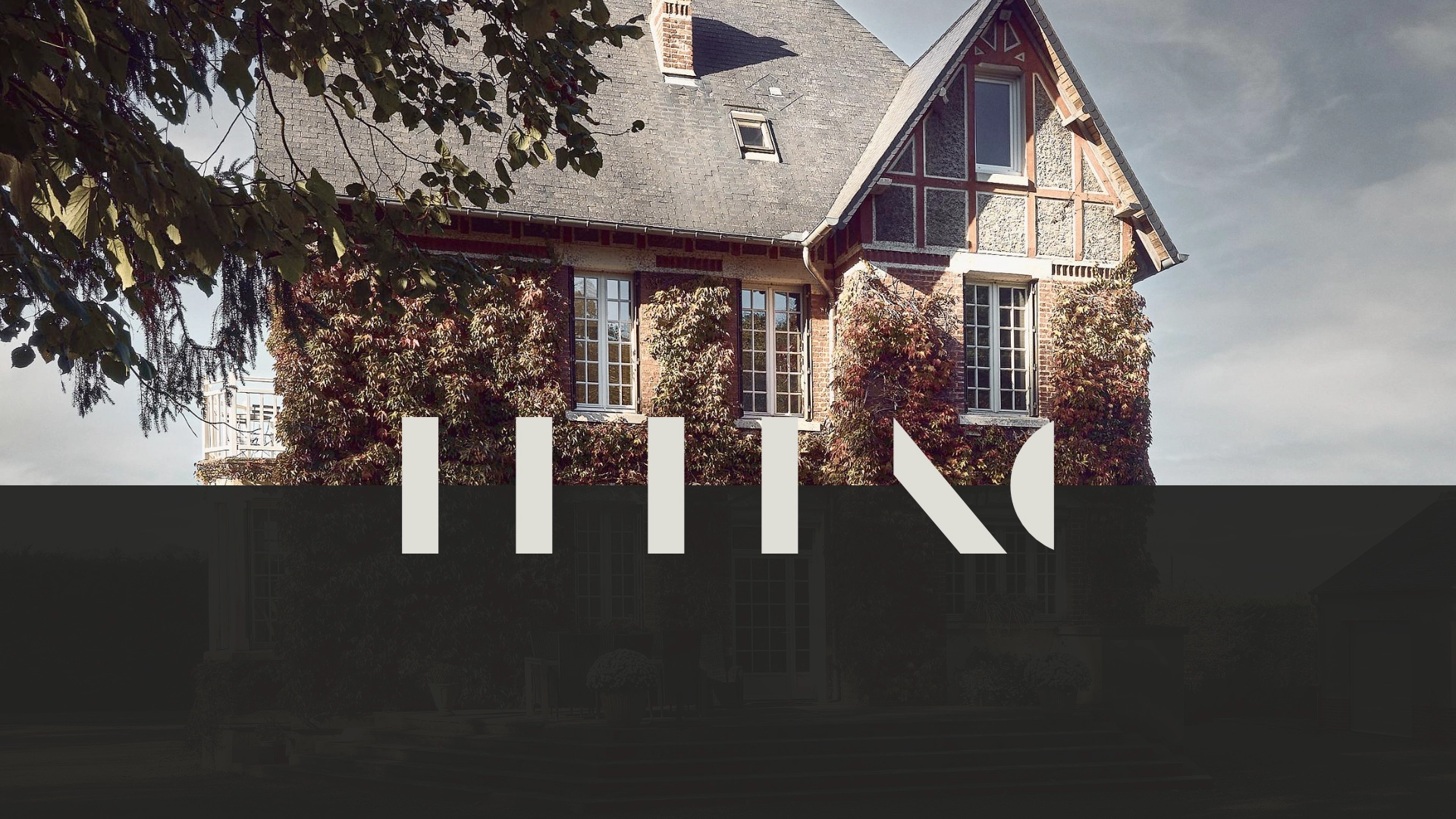 Mise en scène du logo sur une photo de maison