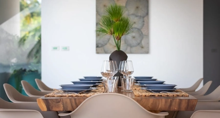 Photo d'ambiance de la maison avec une grande tabl