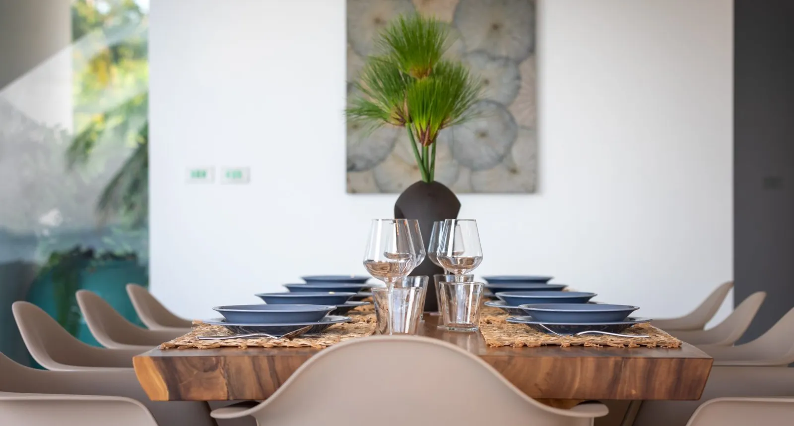 Photo d'ambiance de la maison avec une grande tabl